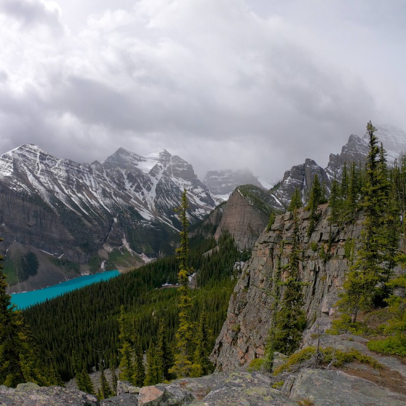 Vistas al lago desde lo alto de las montañas en Canadá