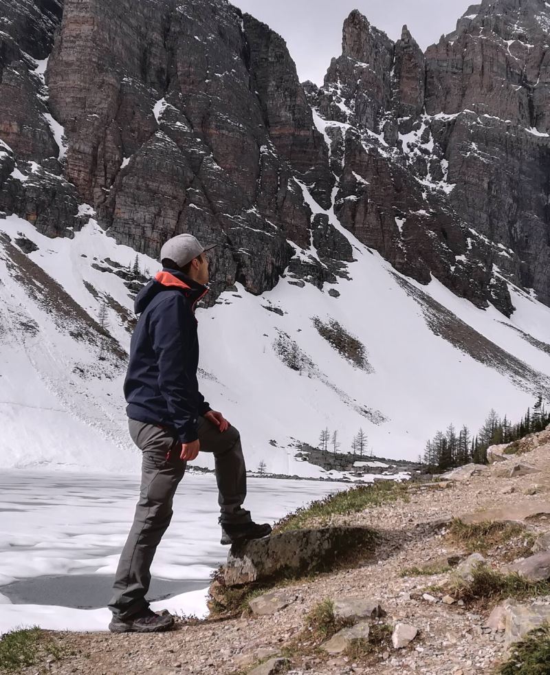 Chico en un lago helado en lo alto de una montaña en las Rocosas Canadienses