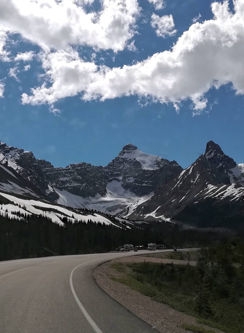 Vistas montañosas desde el coche en Canadá