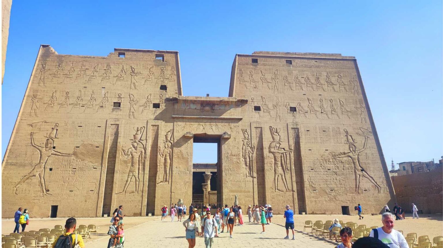 Visiting Edfu El templo de Edfu, una parada en el crucero por el Nilo - Nómada de ...