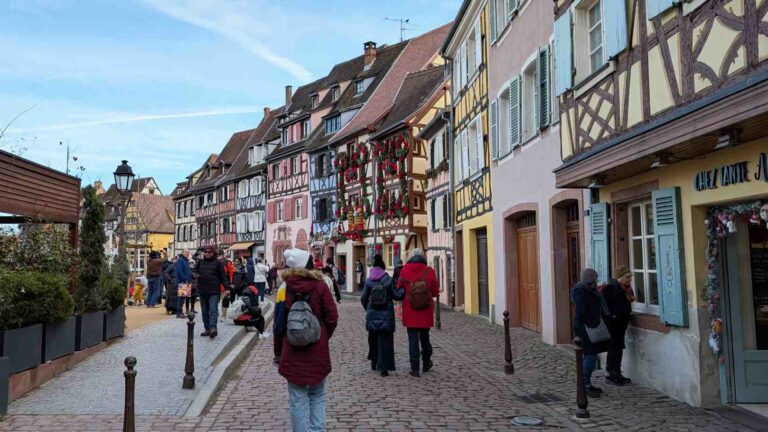 chica caminando en Colmar, región de la Alsacia en navidad