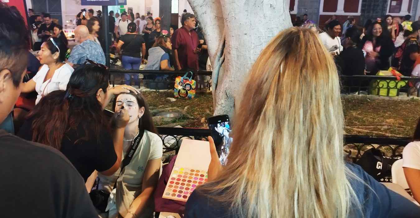 Maquilladora en la celebración de Día de Muertos en Mérida