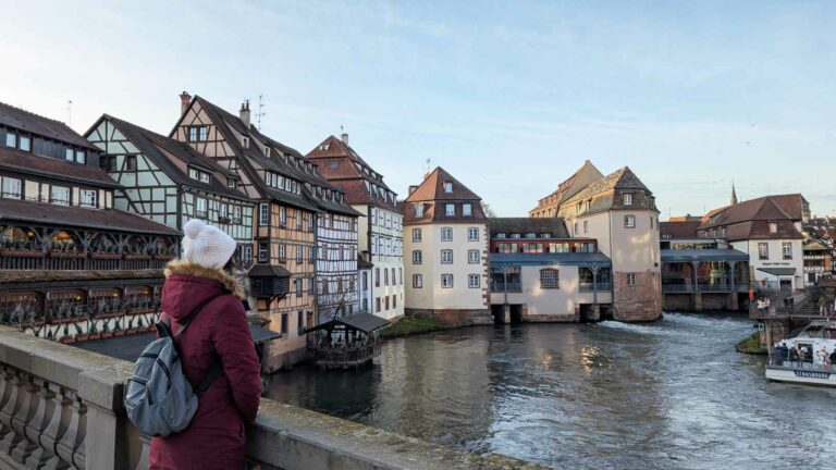 chica en la petit france de Estrasburgo