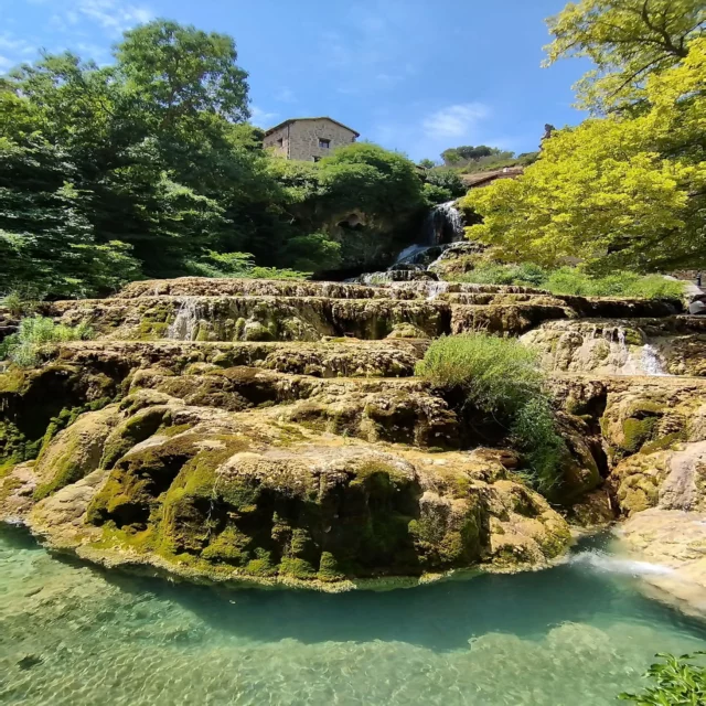 Hace tan solo unos días, llegamos hasta la zona de las Merindades burgalesas y para llegar a sitios como:
📍Orbaneja del Castillo
📍 Puentedey y su cascada de la Mea (seca🤣)
📍 Ojo Guareña y su cueva
📍 Cascada de la Tobalina, ya en Cantabria
📍Oña

🚐 Tomando como base el área AC de Espinosa de los monteros. Que además cuenta con una piscina natural 🏊🏼‍♀️ ideal para descansar después de las caminatas.

¿Conocéis la provincia de Burgos? Cuéntanos 😄
#burgos #castillayleon #naturaleza #hike #senderismo #campervan #camper #nature #cascada